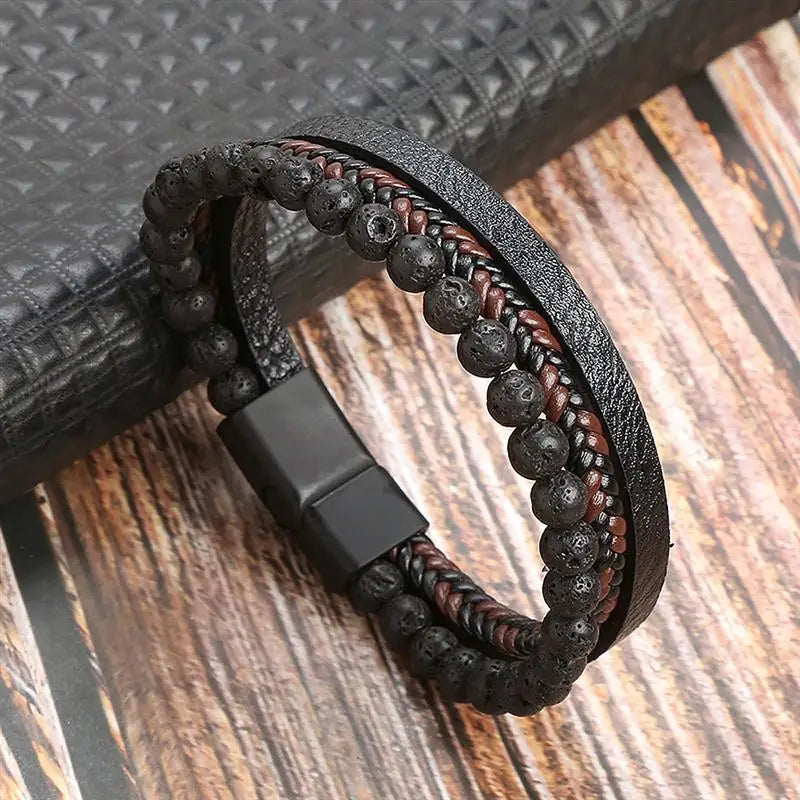 "Elegant herrarmband i flätad läderstil med graveringsbar detalj och magnetlås, perfekt som personlig accessoar."