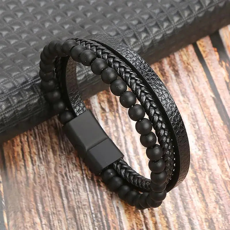 "Elegant herrarmband i flätad läderstil med graveringsbar detalj och magnetlås, perfekt som personlig accessoar."