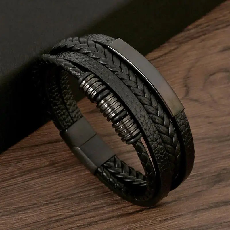 "Elegant herrarmband i flätad läderstil med graveringsbar detalj och magnetlås, perfekt som personlig accessoar."