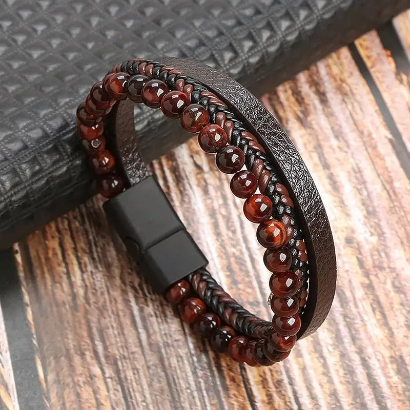 "Elegant herrarmband i flätad läderstil med graveringsbar detalj och magnetlås, perfekt som personlig accessoar."