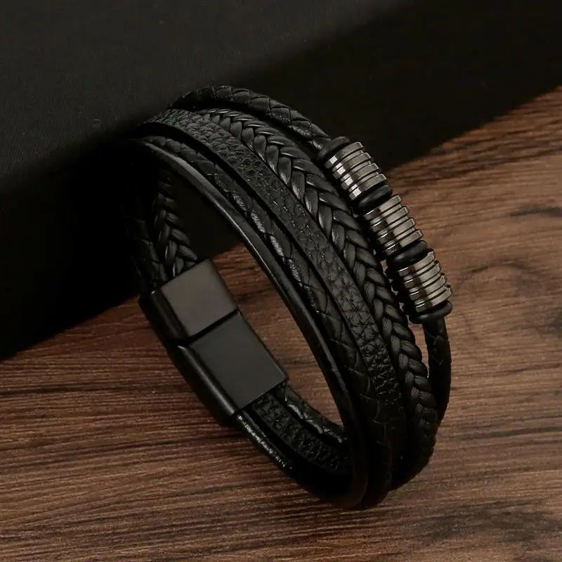 "Elegant herrarmband i flätad läderstil med graveringsbar detalj och magnetlås, perfekt som personlig accessoar."