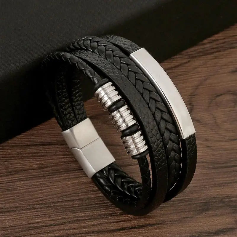 "Elegant herrarmband i flätad läderstil med graveringsbar detalj och magnetlås, perfekt som personlig accessoar."