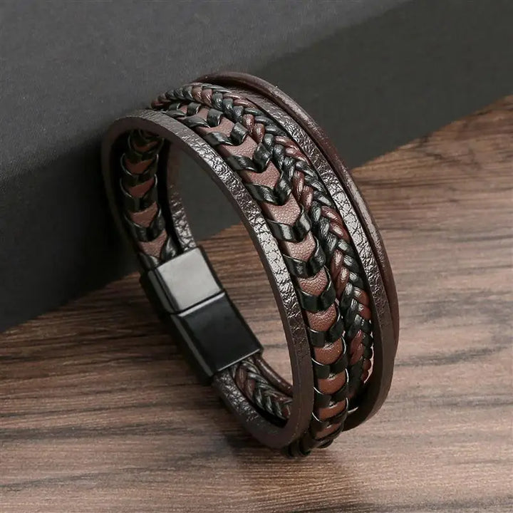 "Elegant herrarmband i flätad läderstil med graveringsbar detalj och magnetlås, perfekt som personlig accessoar."
