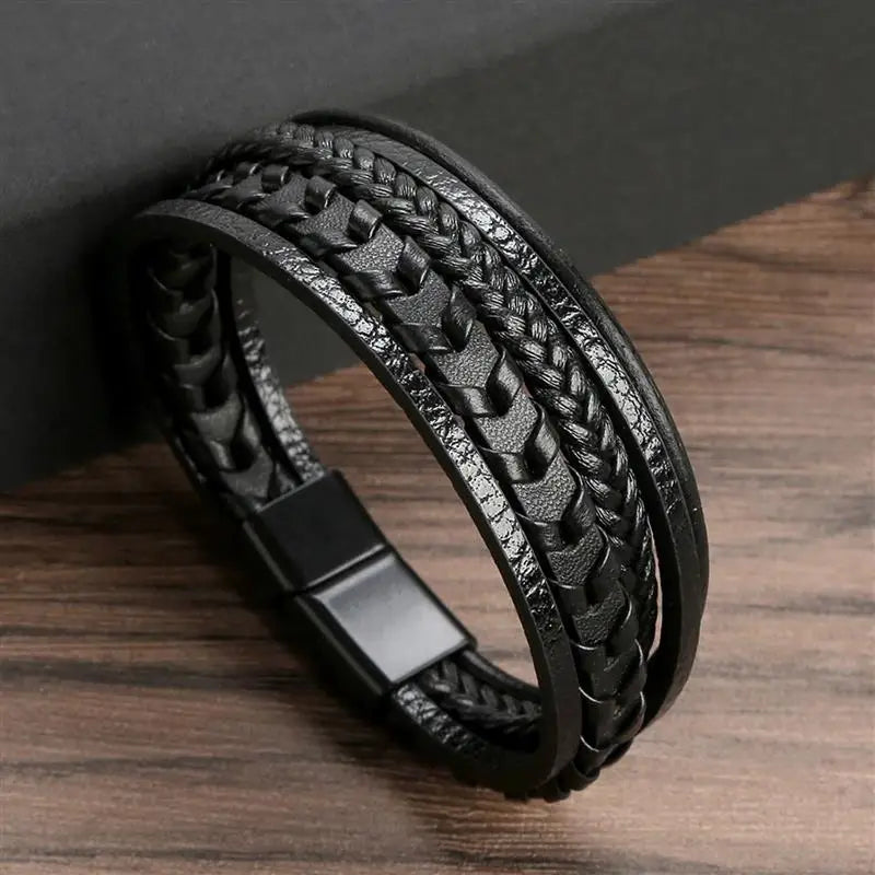 "Elegant herrarmband i flätad läderstil med graveringsbar detalj och magnetlås, perfekt som personlig accessoar."