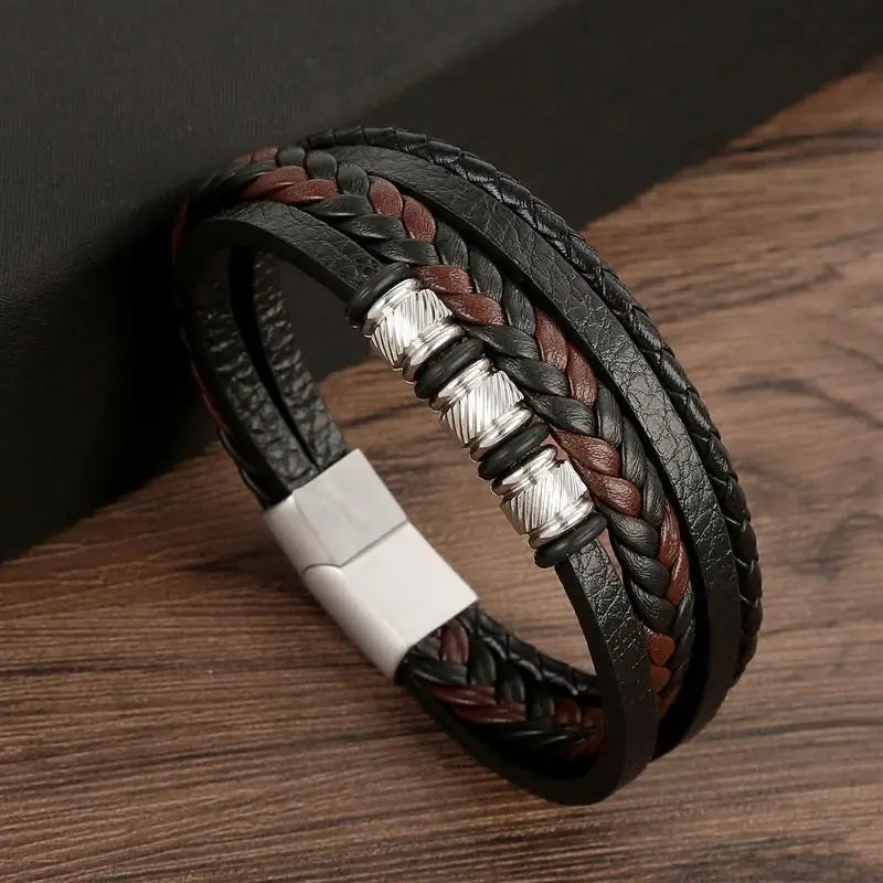 "Elegant herrarmband i flätad läderstil med graveringsbar detalj och magnetlås, perfekt som personlig accessoar."