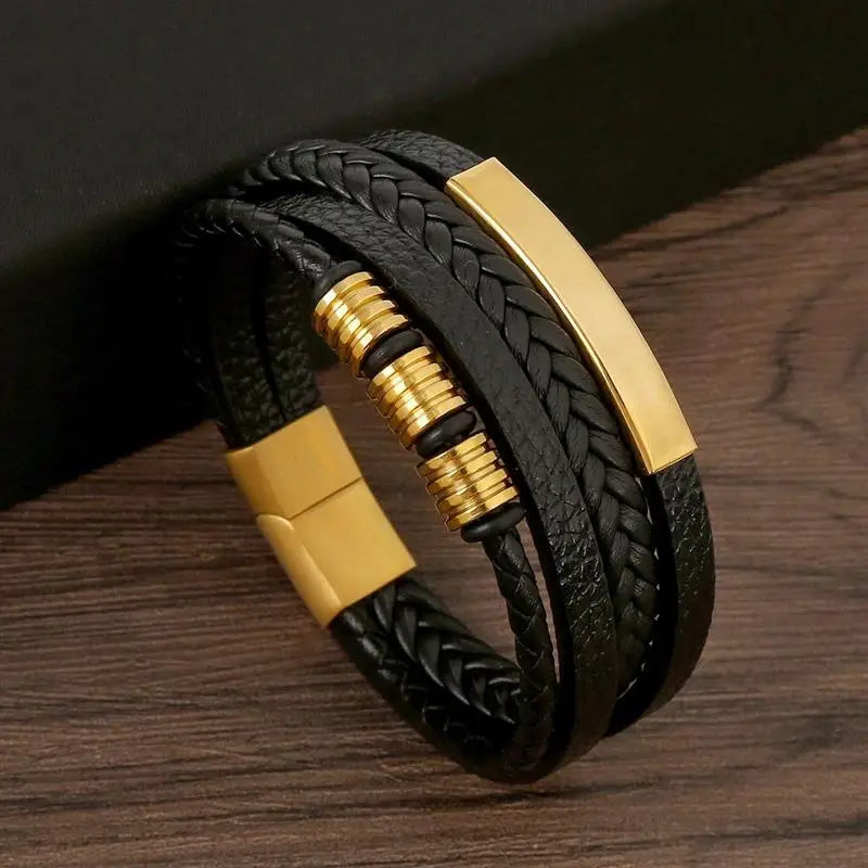 "Elegant herrarmband i flätad läderstil med graveringsbar detalj och magnetlås, perfekt som personlig accessoar."