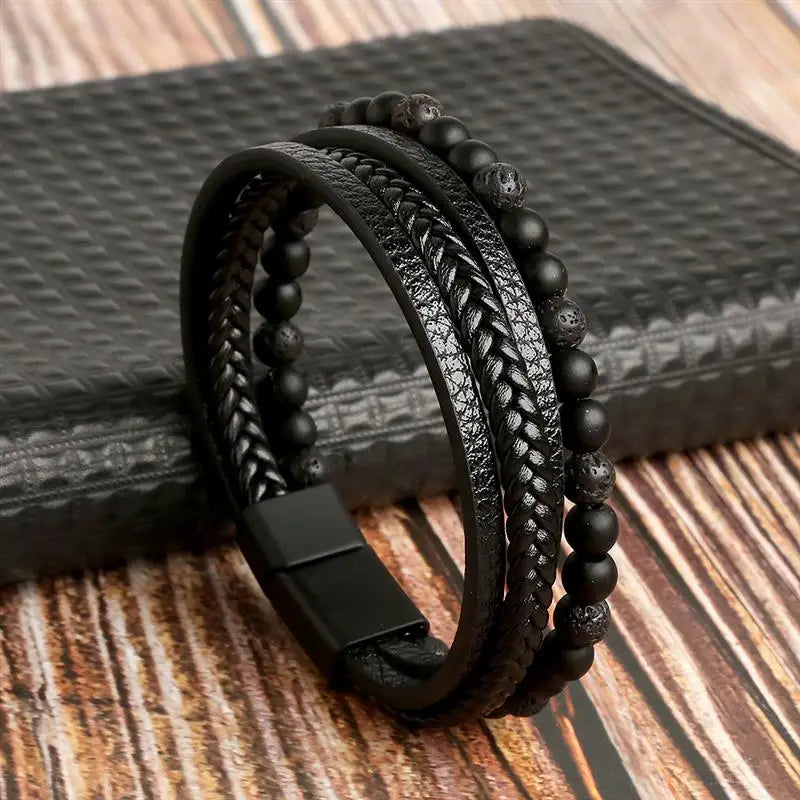 "Elegant herrarmband i flätad läderstil med graveringsbar detalj och magnetlås, perfekt som personlig accessoar."