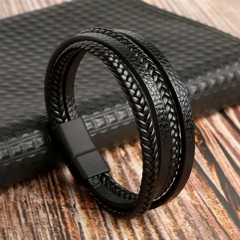 "Elegant herrarmband i flätad läderstil med graveringsbar detalj och magnetlås, perfekt som personlig accessoar."