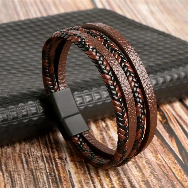 "Elegant herrarmband i flätad läderstil med graveringsbar detalj och magnetlås, perfekt som personlig accessoar."