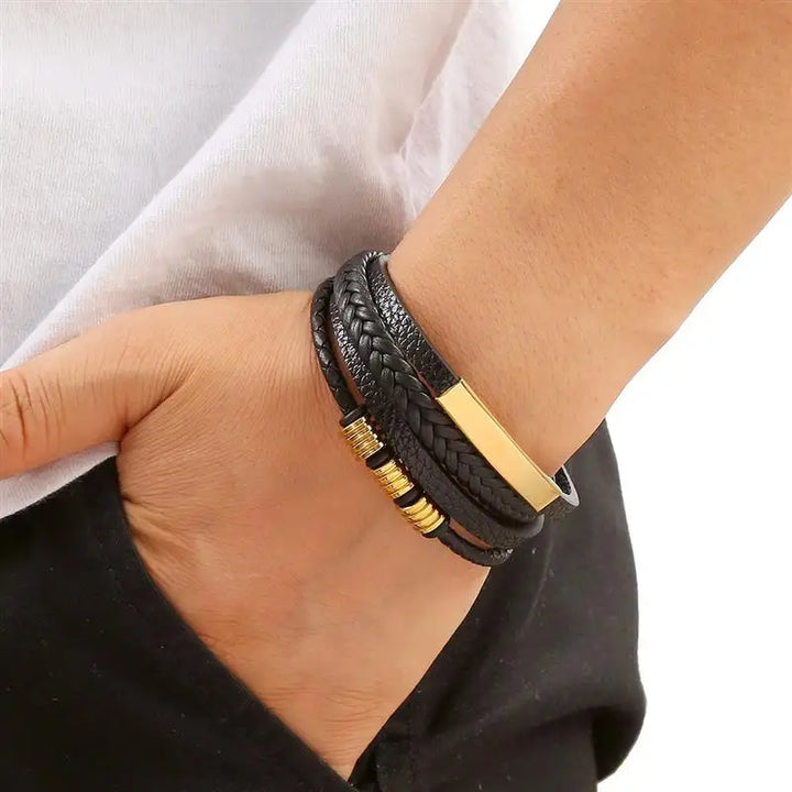 "Elegant herrarmband i flätad läderstil med graveringsbar detalj och magnetlås, perfekt som personlig accessoar."