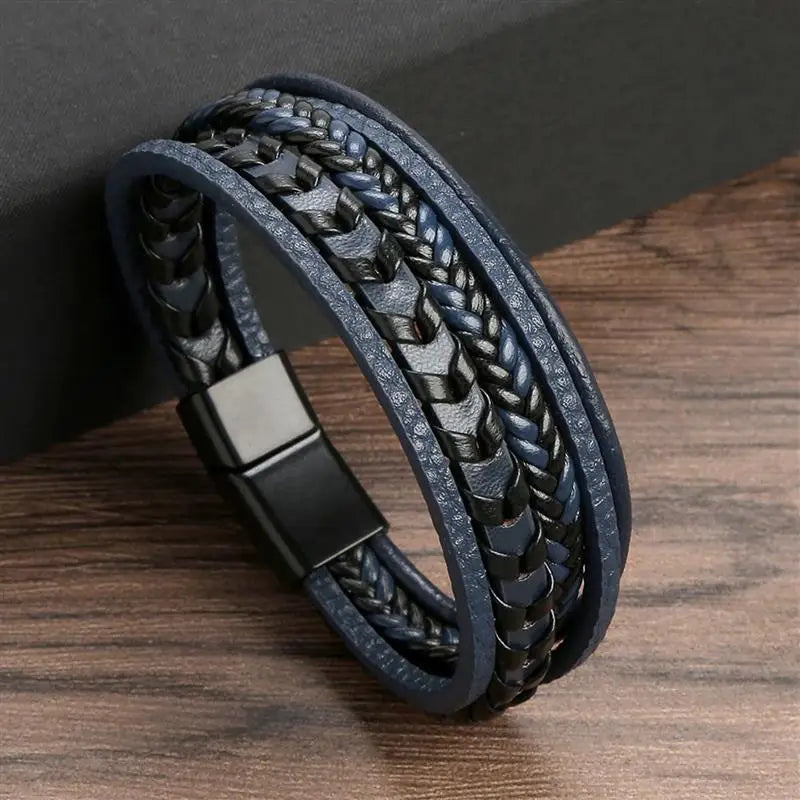 "Elegant herrarmband i flätad läderstil med graveringsbar detalj och magnetlås, perfekt som personlig accessoar."
