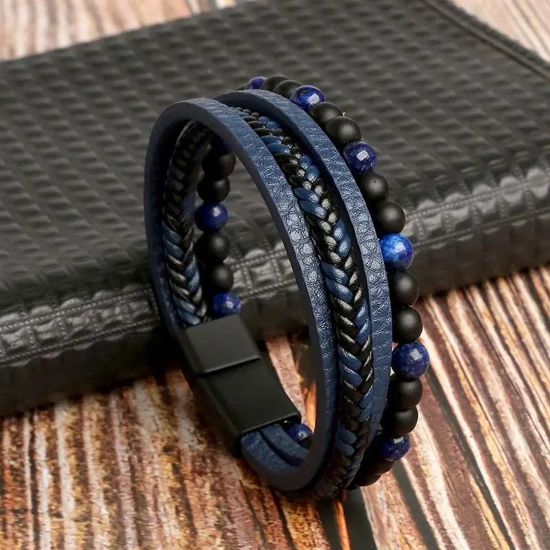 "Elegant herrarmband i flätad läderstil med graveringsbar detalj och magnetlås, perfekt som personlig accessoar."