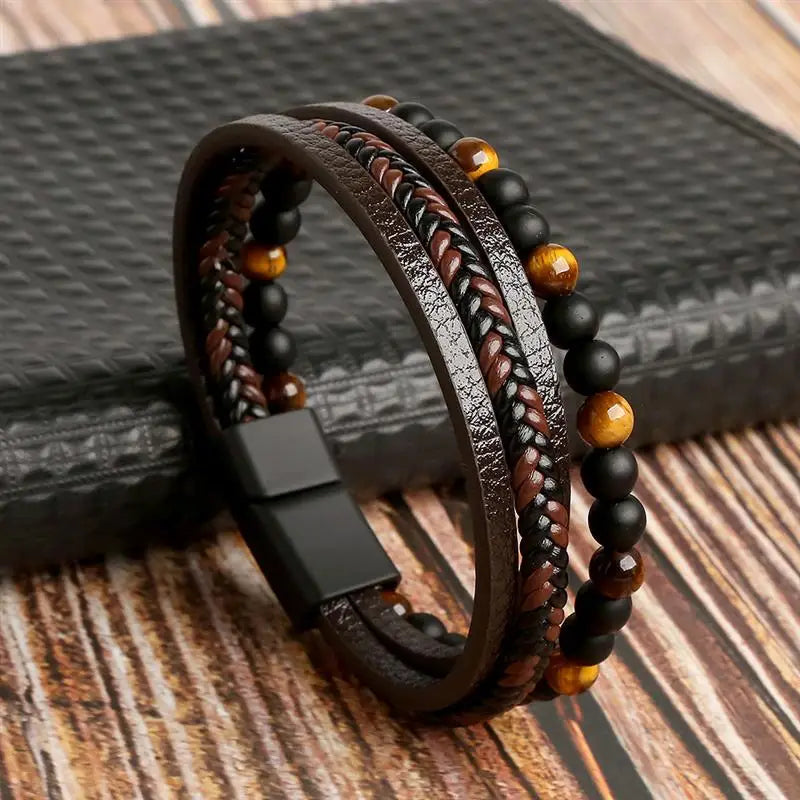 "Elegant herrarmband i flätad läderstil med graveringsbar detalj och magnetlås, perfekt som personlig accessoar."
