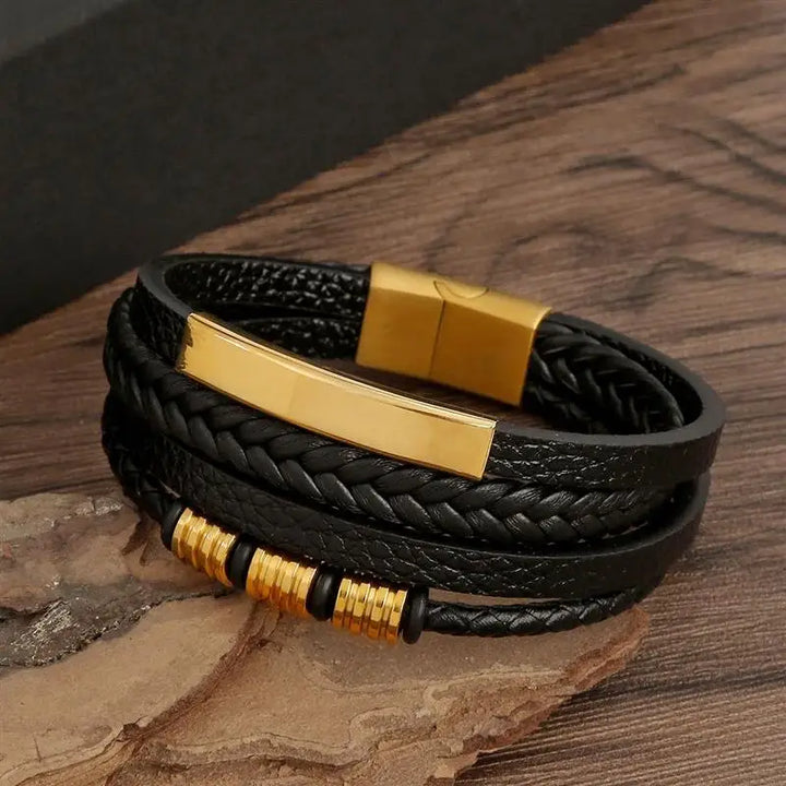 "Elegant herrarmband i flätad läderstil med graveringsbar detalj och magnetlås, perfekt som personlig accessoar."