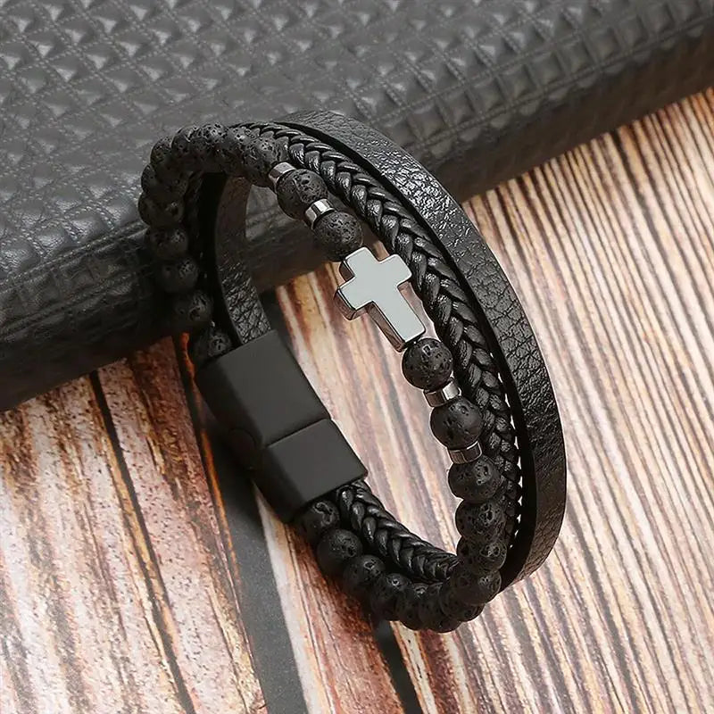 "Elegant herrarmband i flätad läderstil med graveringsbar detalj och magnetlås, perfekt som personlig accessoar."