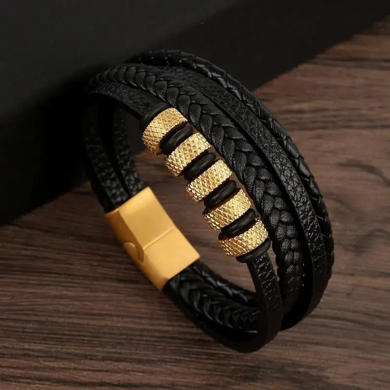 "Elegant herrarmband i flätad läderstil med graveringsbar detalj och magnetlås, perfekt som personlig accessoar."