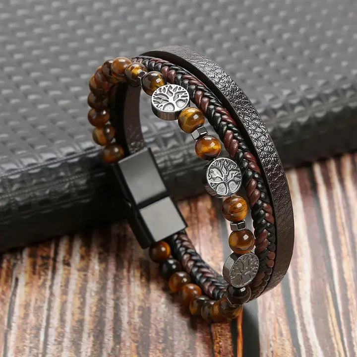 "Elegant herrarmband i flätad läderstil med graveringsbar detalj och magnetlås, perfekt som personlig accessoar."