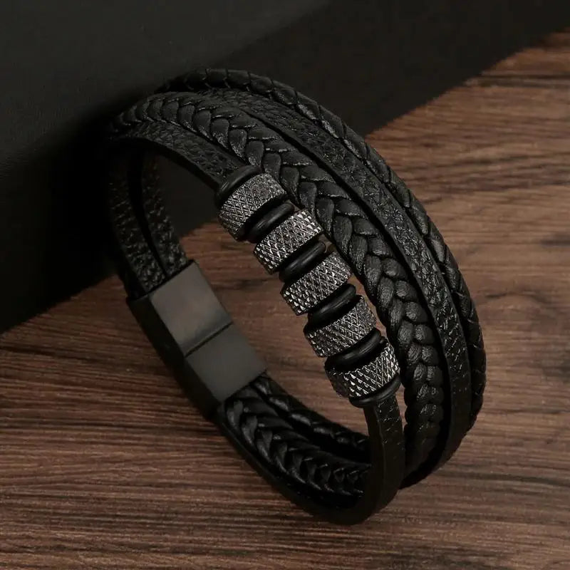 "Elegant herrarmband i flätad läderstil med graveringsbar detalj och magnetlås, perfekt som personlig accessoar."