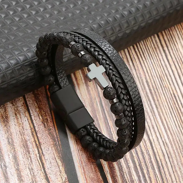 "Elegant herrarmband i flätad läderstil med graveringsbar detalj och magnetlås, perfekt som personlig accessoar."