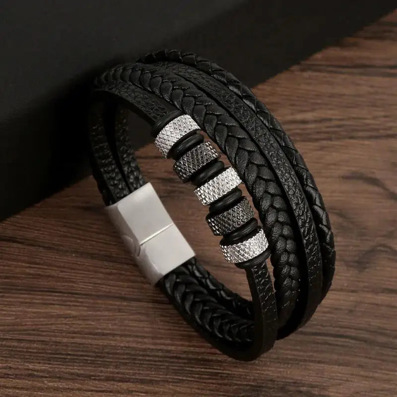 "Elegant herrarmband i flätad läderstil med graveringsbar detalj och magnetlås, perfekt som personlig accessoar."