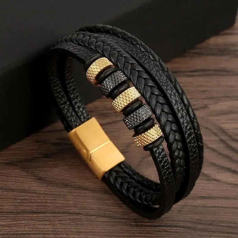 "Elegant herrarmband i flätad läderstil med graveringsbar detalj och magnetlås, perfekt som personlig accessoar."