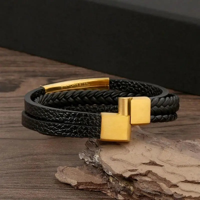 "Elegant herrarmband i flätad läderstil med graveringsbar detalj och magnetlås, perfekt som personlig accessoar."