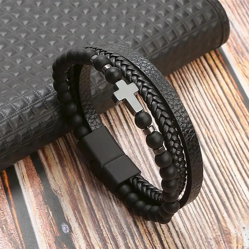 "Elegant herrarmband i flätad läderstil med graveringsbar detalj och magnetlås, perfekt som personlig accessoar."