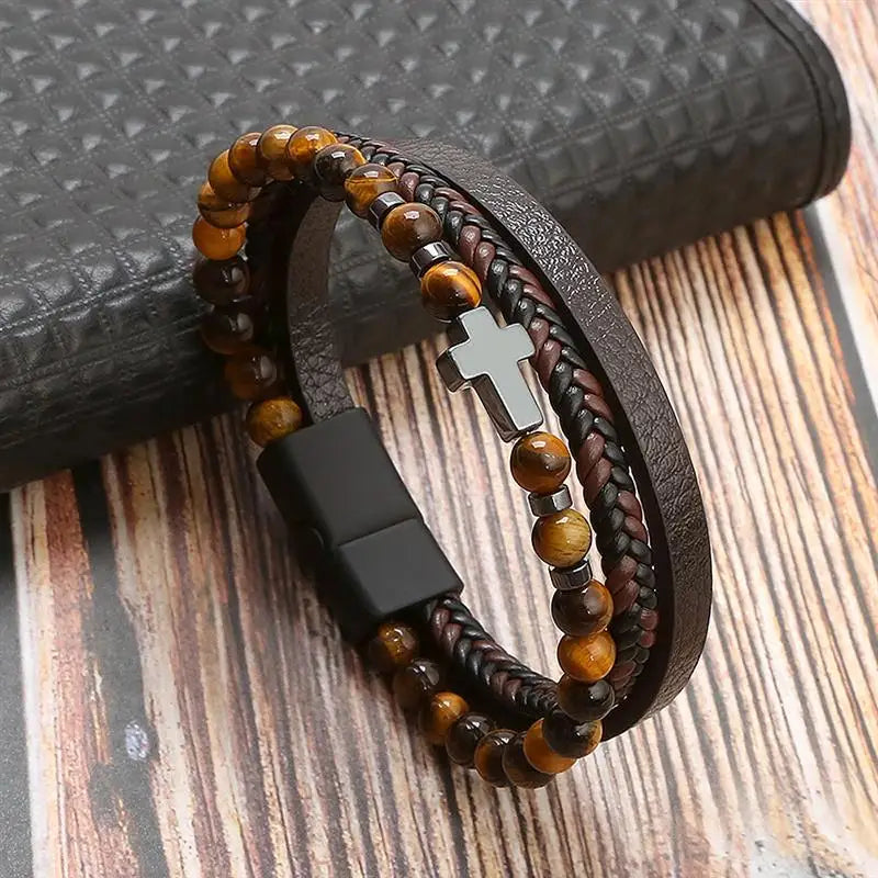 "Elegant herrarmband i flätad läderstil med graveringsbar detalj och magnetlås, perfekt som personlig accessoar."