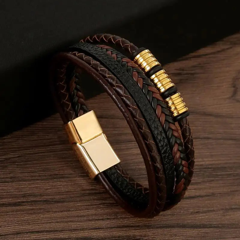 "Elegant herrarmband i flätad läderstil med graveringsbar detalj och magnetlås, perfekt som personlig accessoar."