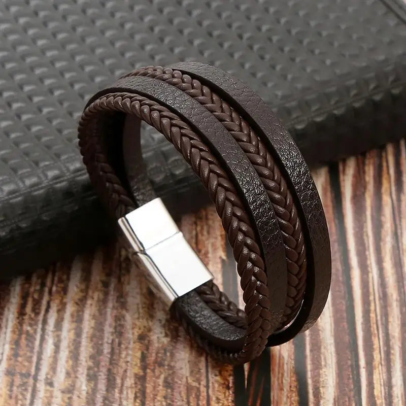 "Elegant herrarmband i flätad läderstil med graveringsbar detalj och magnetlås, perfekt som personlig accessoar."