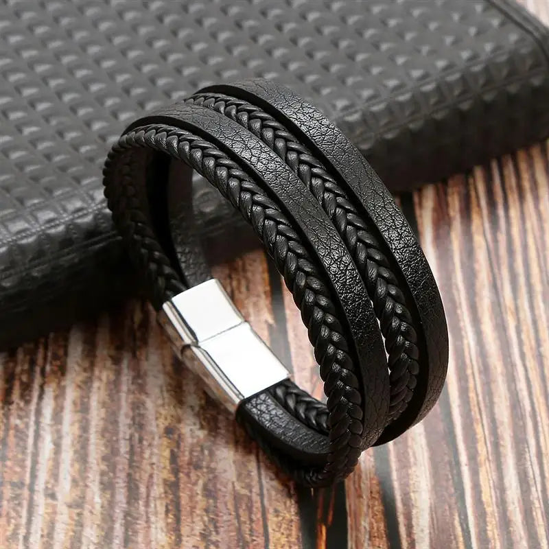 "Elegant herrarmband i flätad läderstil med graveringsbar detalj och magnetlås, perfekt som personlig accessoar."
