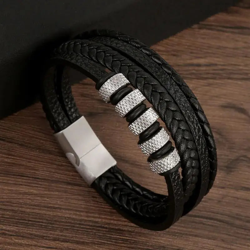 "Elegant herrarmband i flätad läderstil med graveringsbar detalj och magnetlås, perfekt som personlig accessoar."
