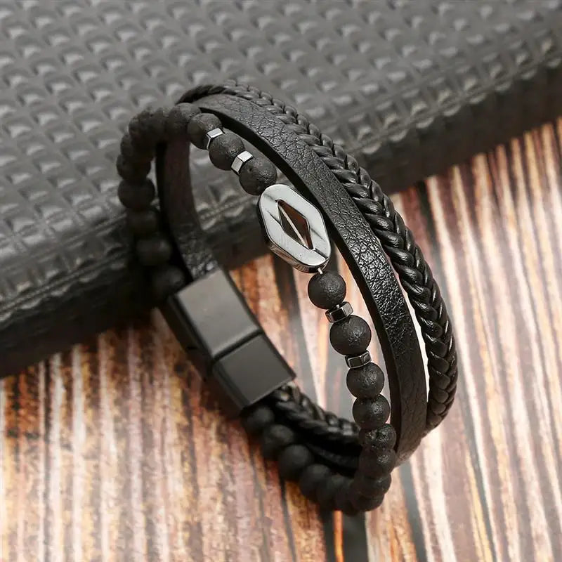 "Elegant herrarmband i flätad läderstil med graveringsbar detalj och magnetlås, perfekt som personlig accessoar."