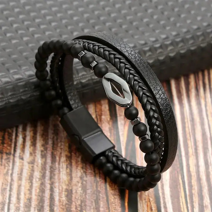 "Elegant herrarmband i flätad läderstil med graveringsbar detalj och magnetlås, perfekt som personlig accessoar."