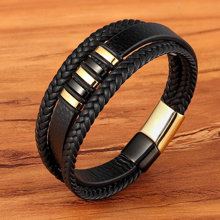 "Elegant herrarmband i svart och guld läder med sofistikerade detaljer, perfekt för stil och komfort."