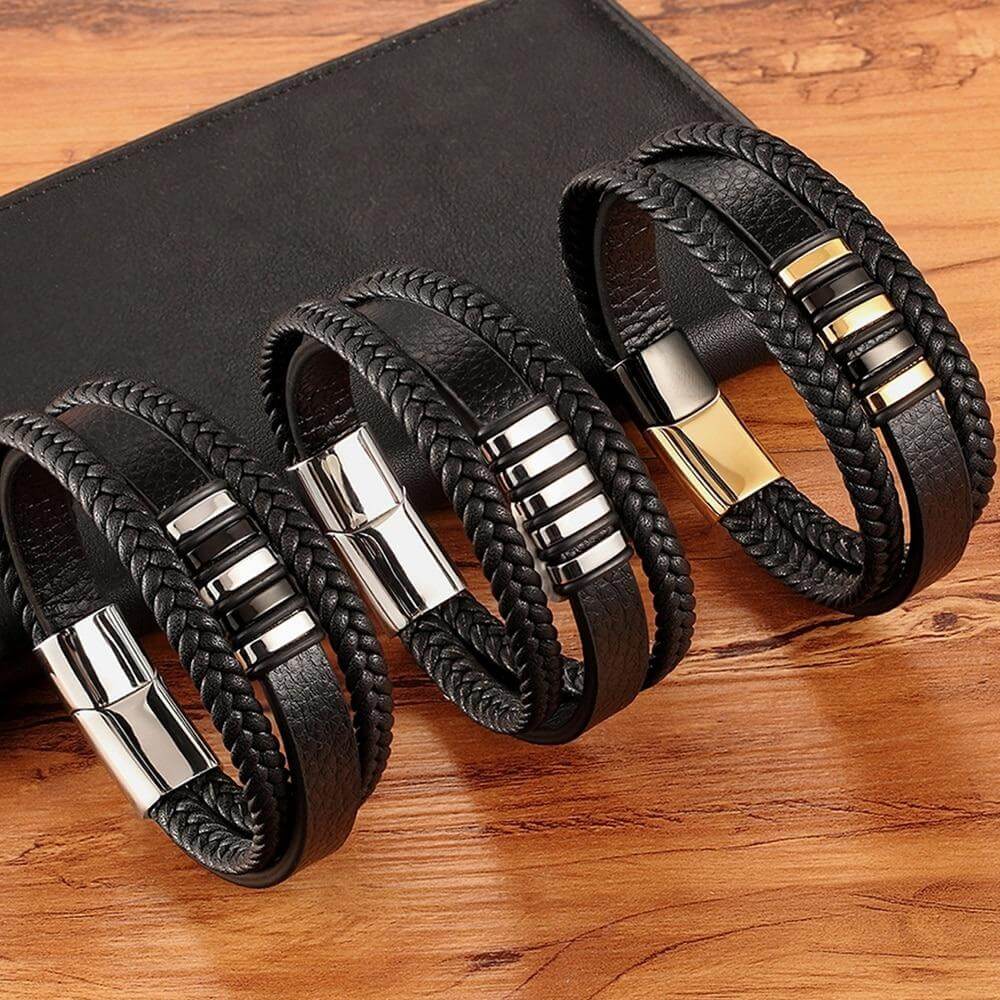 "Elegant herrarmband i svart och guld läder med sofistikerade detaljer, perfekt för stil och komfort."