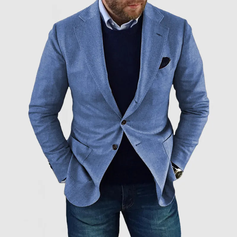 "Elegant herrblazer med tidlös design, mörkgrå färg, lång ärm, på modell, stilfullt sofistikerad look."