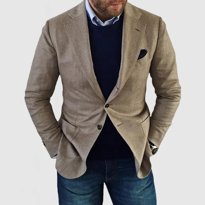 "Elegant herrblazer med tidlös design, mörkgrå färg, lång ärm, på modell, stilfullt sofistikerad look."