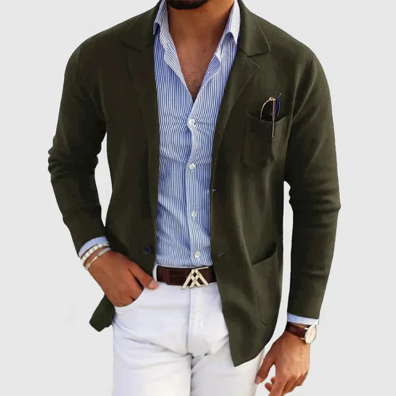 "Elegant herrblazer med tidlös design, mörkgrå färg, lång ärm, på modell, stilfullt sofistikerad look."