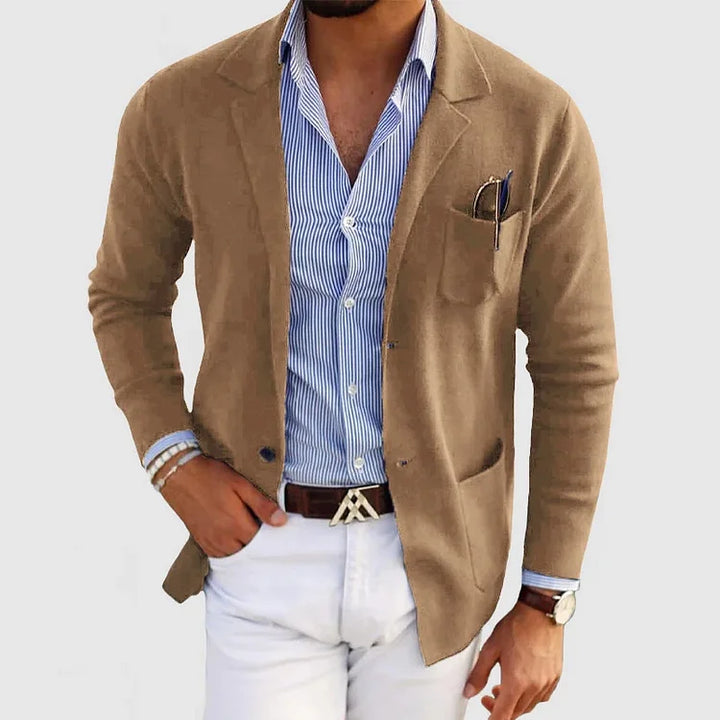 "Elegant herrens stickad blazer i mörkgrått, lätt och avslappnad design för både formella och avslappnade tillfällen."