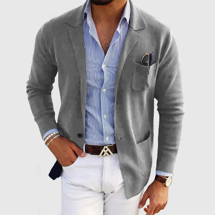 "Elegant herrens stickad blazer i mörkgrått, lätt och avslappnad design för både formella och avslappnade tillfällen."