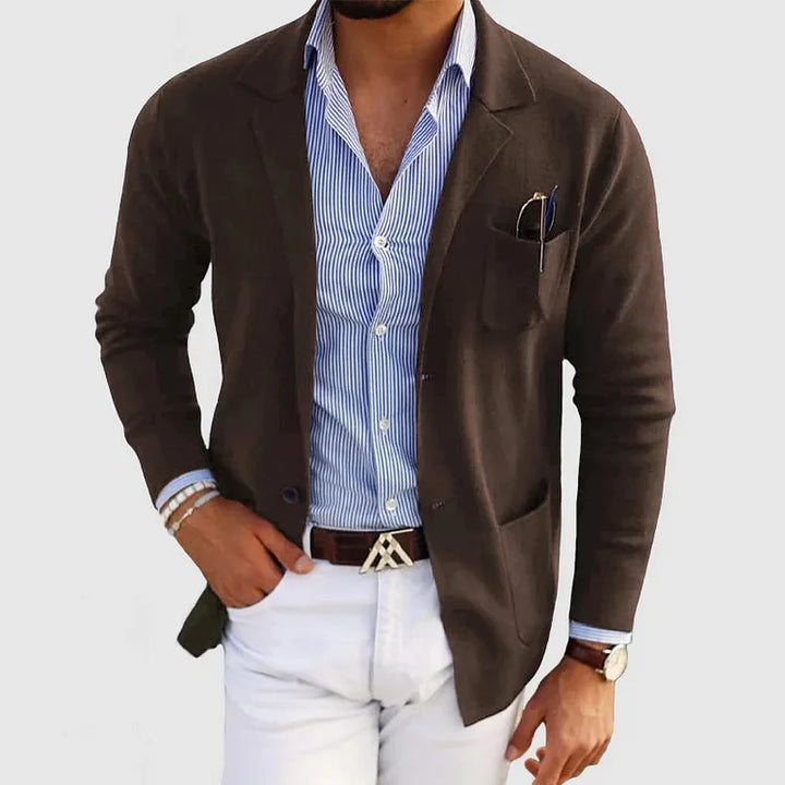 "Elegant herrens stickad blazer i mörkgrått, lätt och avslappnad design för både formella och avslappnade tillfällen."