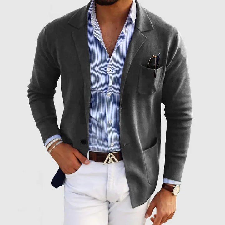 "Elegant herrens stickad blazer i mörkgrått, lätt och avslappnad design för både formella och avslappnade tillfällen."