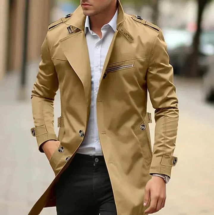 "Elegant herrtrenchcoat, vattentät och dubbelknäppt, frontvy med epålett detaljer och justerbara manschetter."