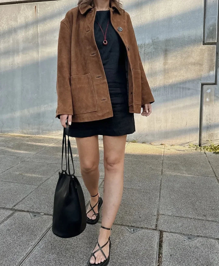 "Elegant jacka i brun fuskmocka, tidlös design med knappdetaljer, perfekt för sofistikerad och mångsidig stil."