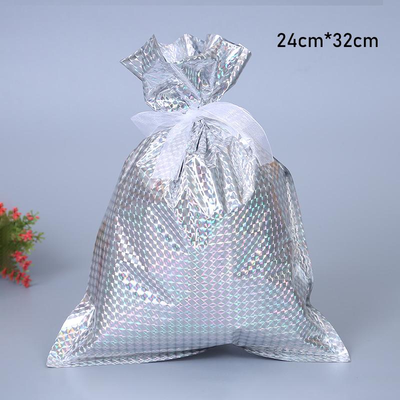 "Elegant julklappspåse i aluminiumfolie med festliga mönster för hållbar gåvoinpackning under julgranen."