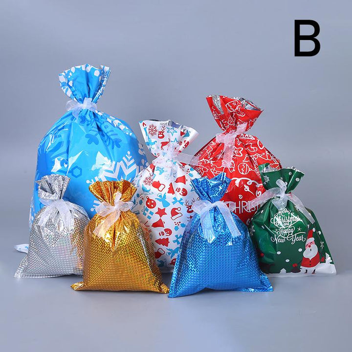 "Elegant julklappspåse i aluminiumfolie med festliga mönster för hållbar gåvoinpackning under julgranen."