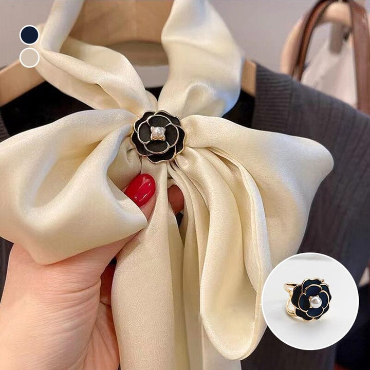 "Elegant kameliaskärp för kvinnor i svart/vit, med högblank kristall och legering, perfekt för eleganta outfits."