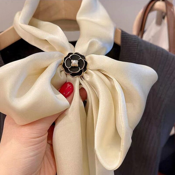 "Elegant kameliaskärp för kvinnor i svart/vit, med högblank kristall och legering, perfekt för eleganta outfits."