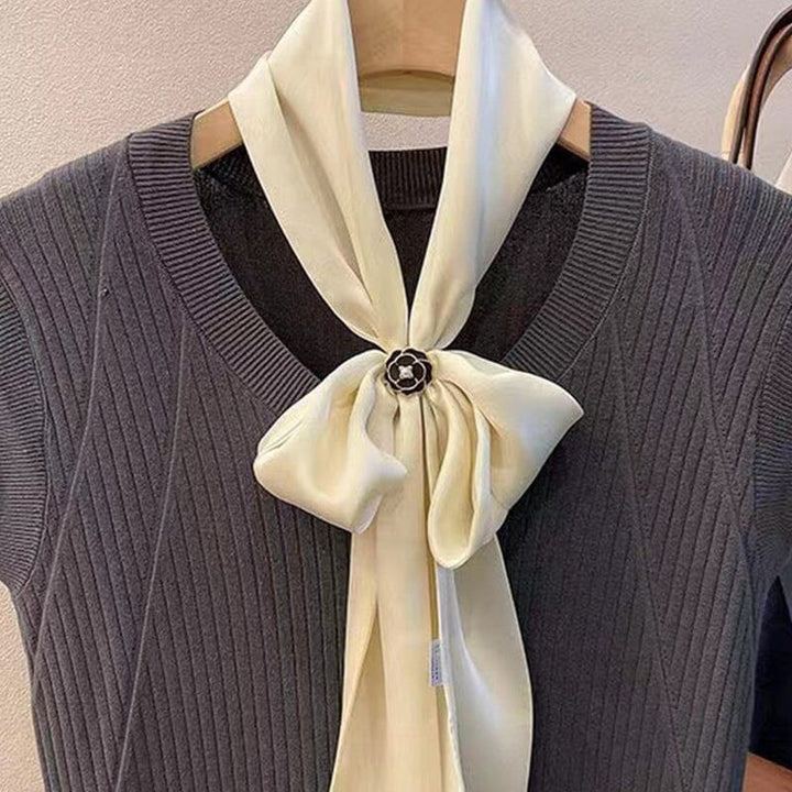 "Elegant kameliaskärp för kvinnor i svart/vit, med högblank kristall och legering, perfekt för eleganta outfits."